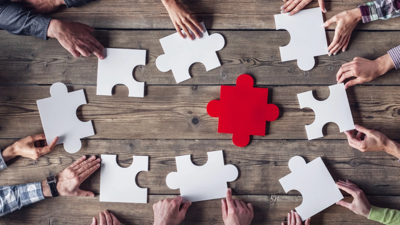 Eine Hand steigt eine Treppe aus Büchern hinauf. Symbolbild zum Thema 'Weiterbildung'. Erschienen in metallzeitung 12/2013.