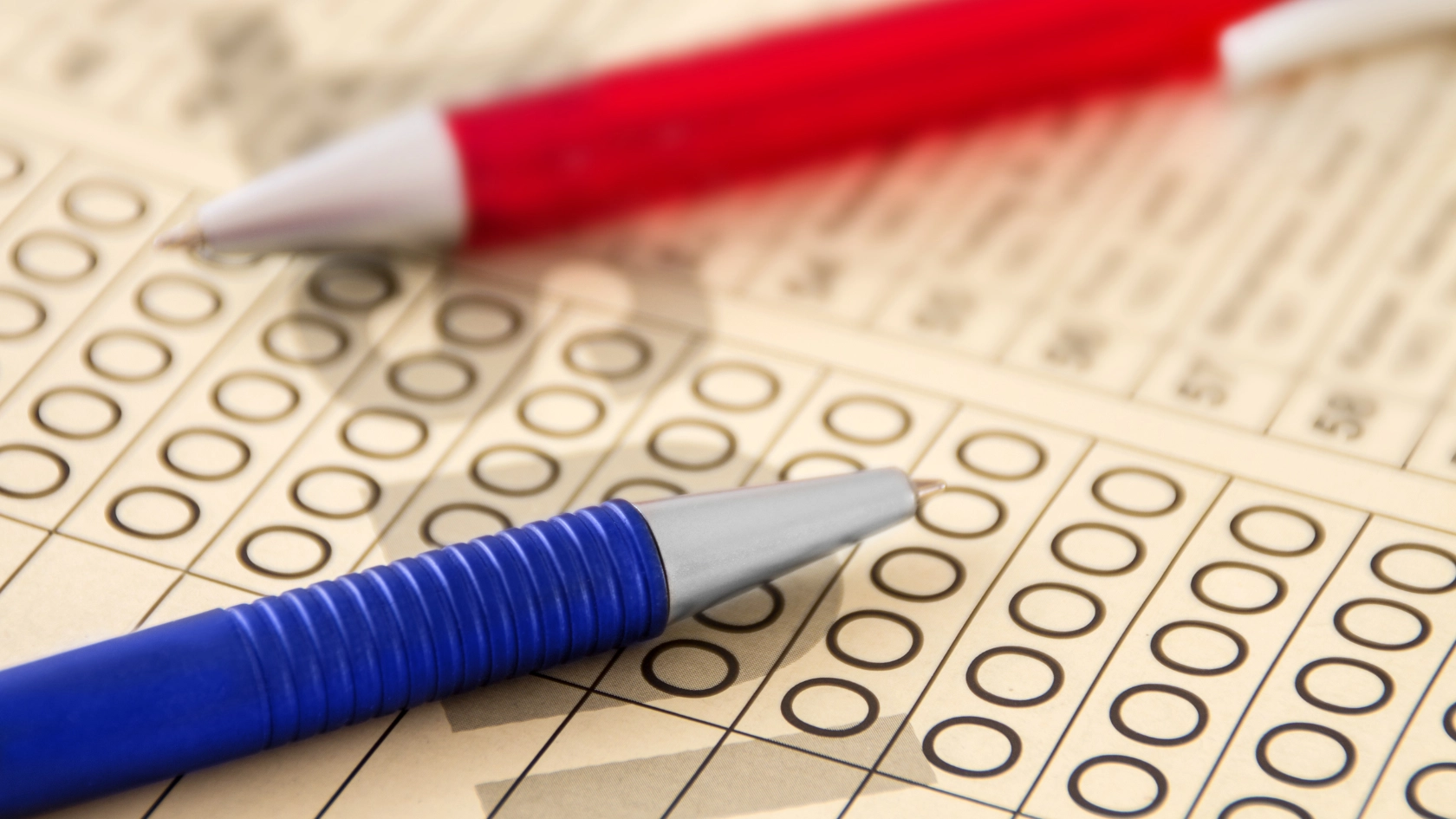 Auf einem Wahlzettel liegende Kugelschreiber