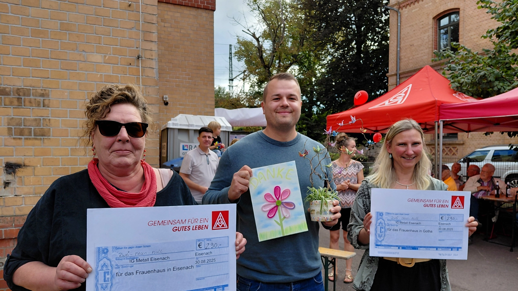 Spendenübergabe an die Frauenhäuser