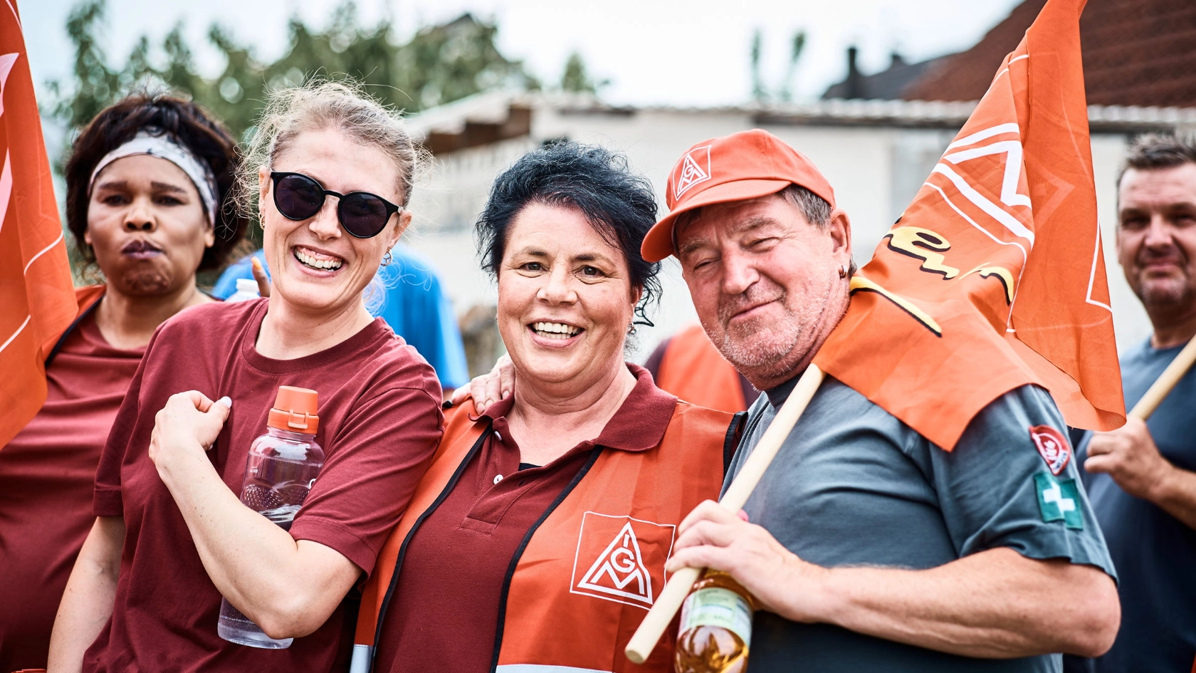 Beschäftigte von MEWA in Meißenheim bei einem Warnstreik in der Tarifrunde Textile Dienste