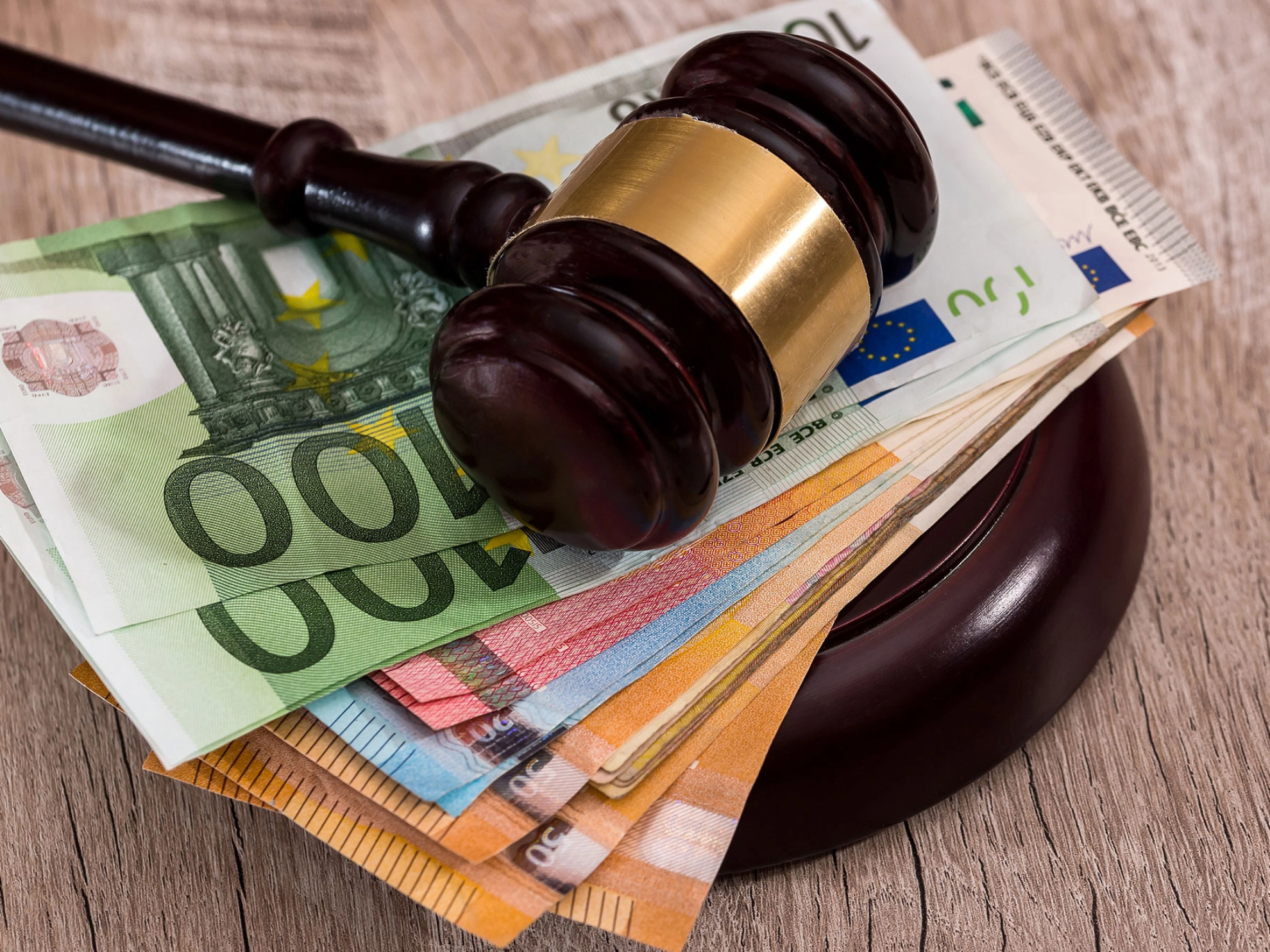 Richtergavel auf einem Stapel Euro-Banknoten