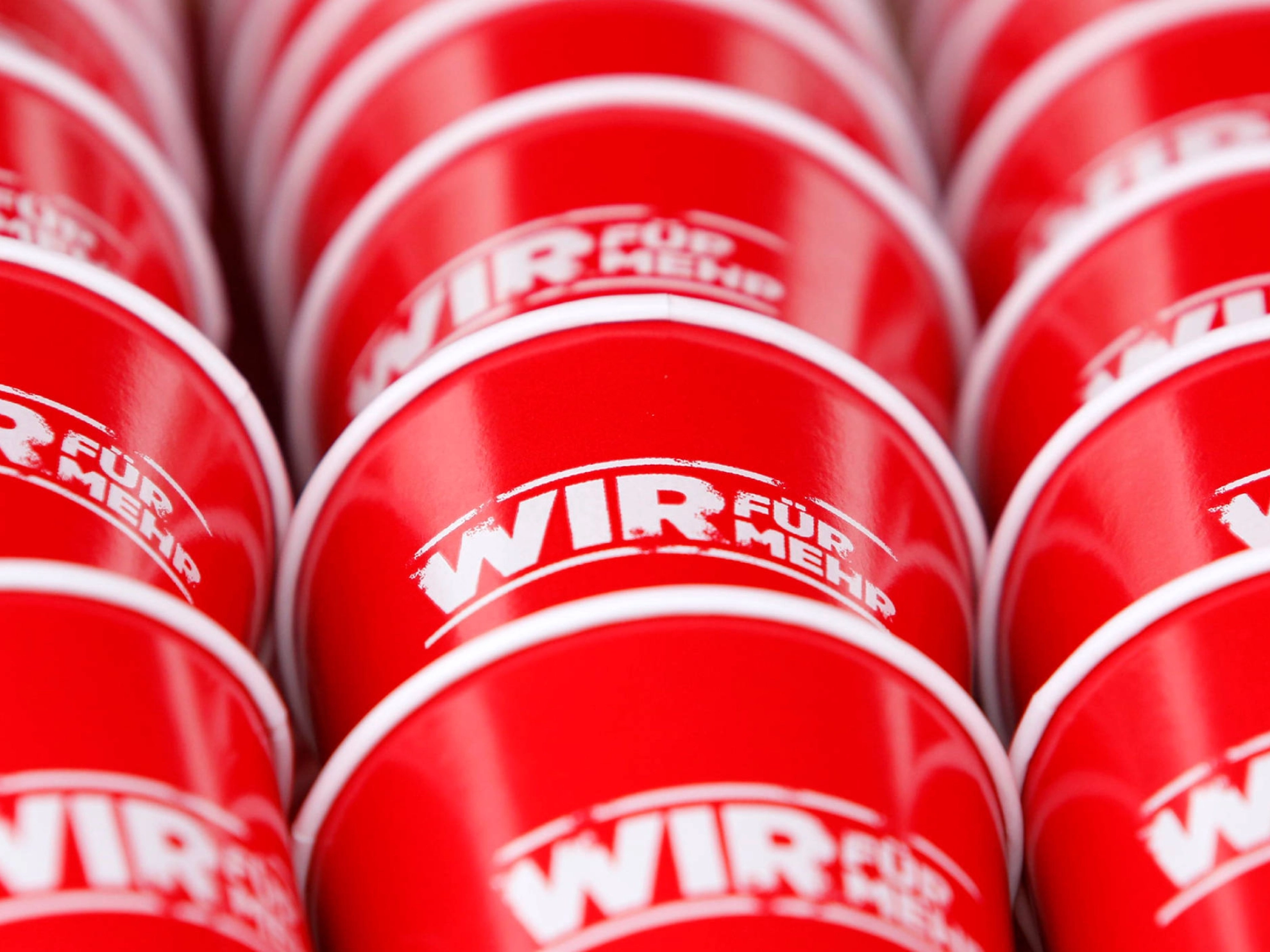 Rote IG Metall-Becher.