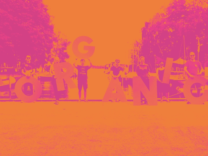 Junge Metallerinnen und Metaller bei einer Aktion der Jugend-Kampagne ORGANiCE